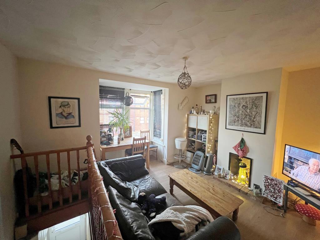 Lot: 68 - FLAT FOR INVESTMENT - Living Room